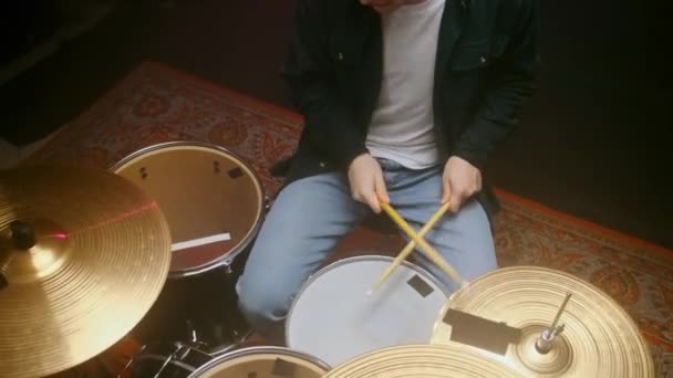 Drummer speelt drumstel in een donkere kamer op een zwarte achtergrond. — Stockvideo