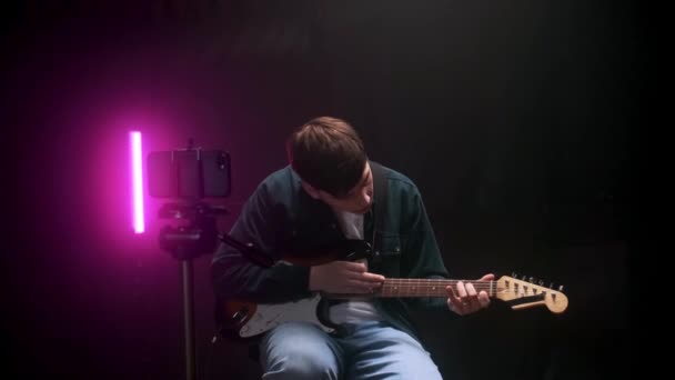Gitarrläraren undervisar på nätet. 4k-bilder — Stockvideo