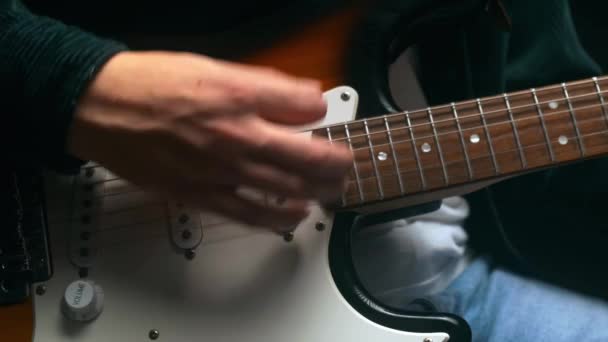 Professeur de guitare enseigne en ligne. Images 4k — Video