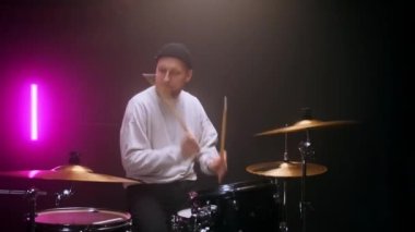 Genç bir blogcu bateri setinde oyunu öğretiyor