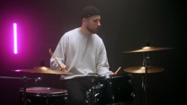 Genç bir blogcu bateri setinde oyunu öğretiyor