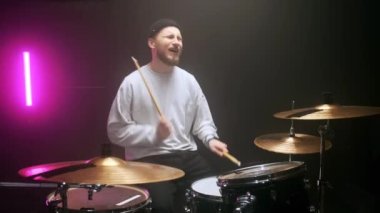 Genç bir blogcu bateri setinde oyunu öğretiyor