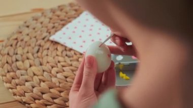 Bir kadın Paskalya yumurtalarını boyuyor. Arkadan görüntüle.