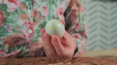 Kadın, Paskalya yumurtalarını renkli boyalarla boyuyor, yakın plan.