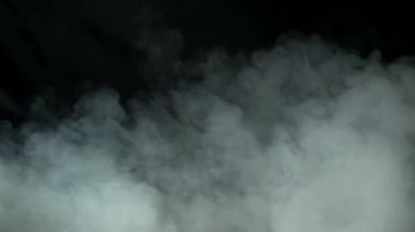 Siyah arkaplanda gerçekçi duman bulutları.