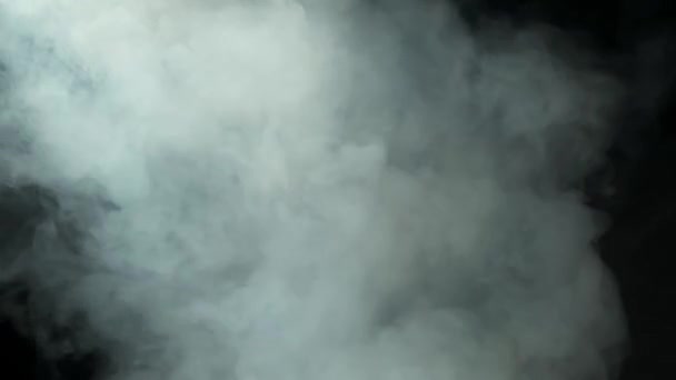 Nuages de fumée réalistes sur un fond noir. — Video