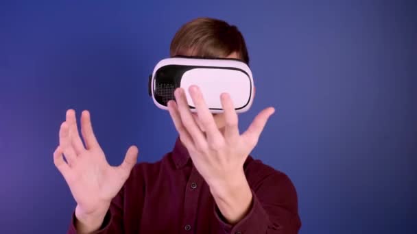 Kind im Virtual-Reality-Helm steuert Gesten. — Stockvideo