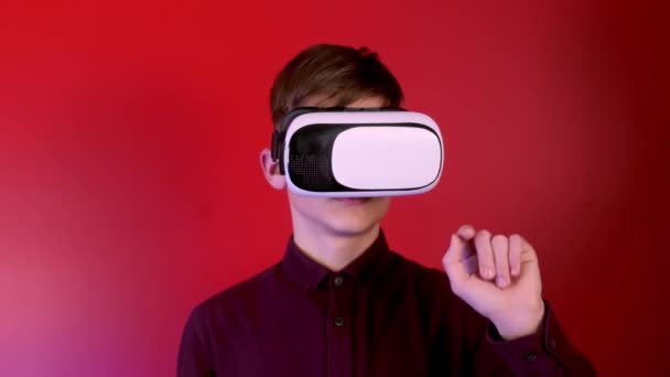 Menino em controle de capacete de realidade virtual com gestos — Vídeo de Stock