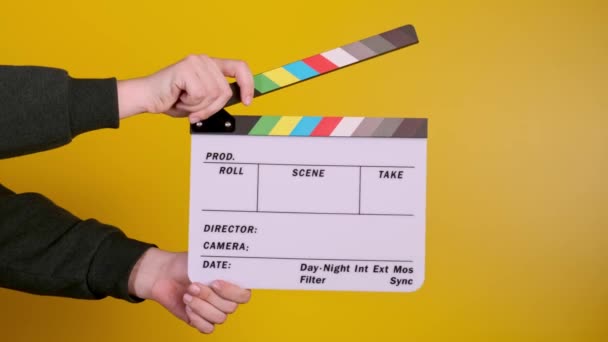 Mains masculines utilisant clapperboard sur fond noir, tournage de films — Video