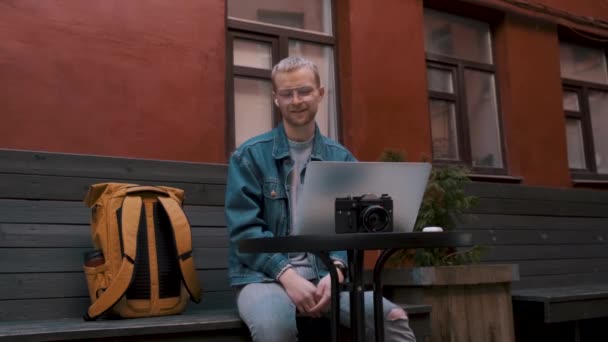 Młody mężczyzna komunikuje się za pomocą laptopa. — Wideo stockowe