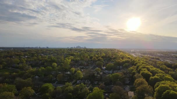 Flight on the Drone side of the big city at sunset. — Stock Video