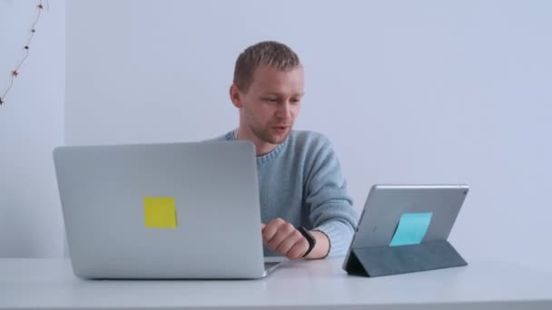 En ung forretningsmand, der har et telefonmøde med laptop. Online samtale. – Stock-video
