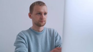 Genç ve güzel bir erkek online olarak çalışıp not alıyor..