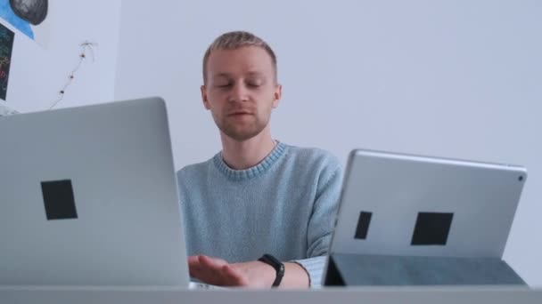 En ung forretningsmand, der har et telefonmøde med laptop. Online samtale. – Stock-video