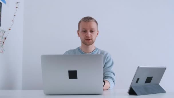 Młody biznesmen ma rozmowę konferencyjną za pomocą laptopa. Rozmowa online. — Wideo stockowe