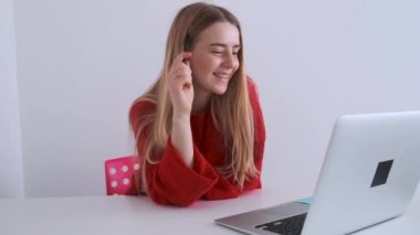 Genç bir kadın çevrimiçi video görüşmesi yapıyor. Bilgisayarı kullanarak çevrimiçi çalışmak.