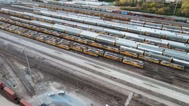 Áruszállító vasúti kocsik állnak az állomáson, légi felvétel. — Stock videók