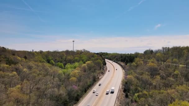 晴れた春の日に高速道路のビデオに続いて空中。軽交通. — ストック動画