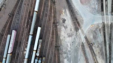 Tren vagonları depoda duruyor, hava manzaralı..