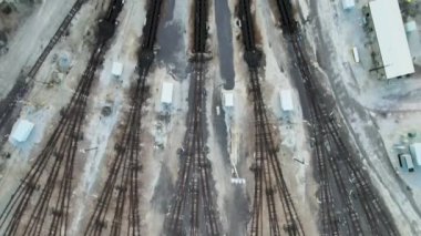 Tren vagonları depoda duruyor, hava manzaralı..