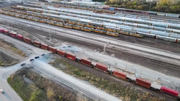 Tren vagonları depoda duruyor, hava manzaralı.. — Stok video