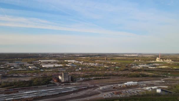 Vista aérea da parte industrial da cidade. Depósito de trilhas, fábricas e obras. — Vídeo de Stock
