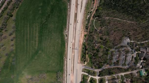 Luchtfoto van een lentesnelweg boven de rivier. Vogels oog zicht — Stockvideo
