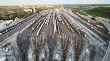Tren vagonları depoda duruyor, hava manzaralı..