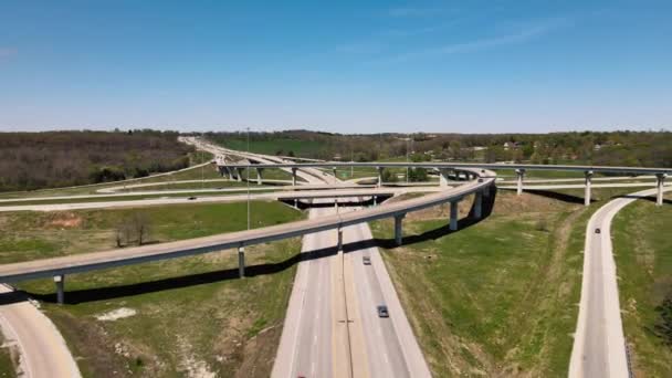 Après la prise de vue aérienne accélérée d'un échangeur routier ensoleillé et achalandé. Vue des oiseaux — Video