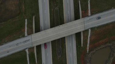 Yoğun olmayan otoyol genişletme alanının havadan görünüşü. Kuş bakışı. 