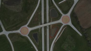 Yoğun olmayan otoyol genişletme alanının havadan görünüşü. Kuş bakışı. 
