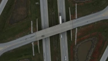 Yoğun olmayan otoyol genişletme alanının havadan görünüşü. Kuş bakışı. 