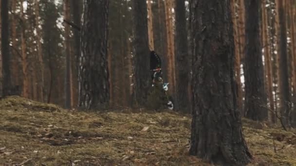 Motocycliste surmonte une piste difficile dans la forêt à grande vitesse. Motocross dans les bois. — Video