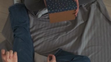 Genç ve mutlu Avrupalı çift bugünkü kutunun kapağını açıyor. Sürprizin tadını çıkarıyor ve hisleri hakkında sohbet ediyorlar..