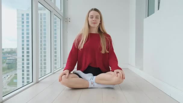 Jong en vol energie fit meisje doet haar ochtend oefeningen thuis, yoga of stretching. Trainen thuis, sterk lichaam. — Stockvideo