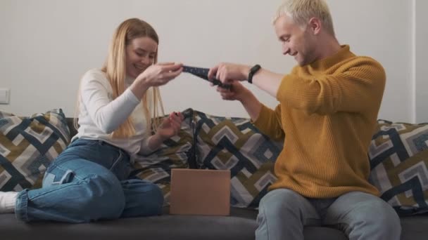 Jong en gelukkig europees echtpaar opent de beker van de huidige doos. Genieten van de verrassing en een gesprek voeren over hun gevoelens. — Stockvideo