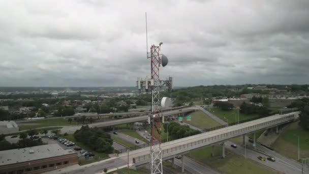 Widok z lotu ptaka wokół ogromnej anteny wieży telefonicznej w pobliżu dużego miasta w ponurą pogodę. Widok z lotu ptaka. — Wideo stockowe