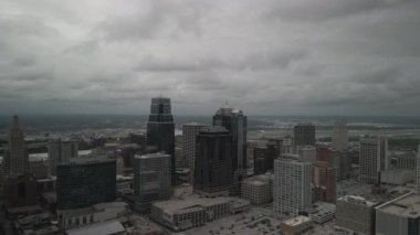 Hava kuşlarının gözü Kansas 'ın kasvetli havasında panoramik bir iş merkezinin görüntüsü..