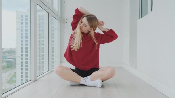 Jong en vol energie fit meisje doet haar ochtend oefeningen thuis, yoga of stretching. Trainen thuis, sterk lichaam. — Stockvideo