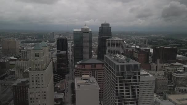 Αεροπλάνα μάτια πανοραμική θέα ενός επιχειρηματικού κέντρου της πόλης του Κάνσας σε ένα ζοφερό καιρό. — Αρχείο Βίντεο