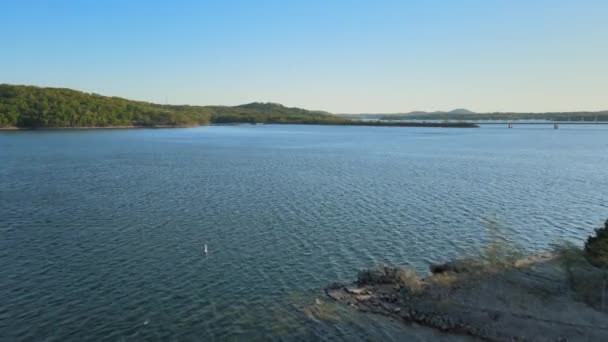 Aves aéreas siguiendo la vista de una bahía de río hige y la selva verde bajo el sol poniente. — Vídeos de Stock