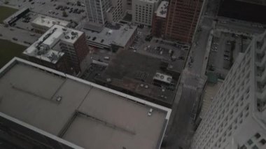 Hava kuşlarının gözü Kansas 'ın kasvetli havasında panoramik bir iş merkezinin görüntüsü..