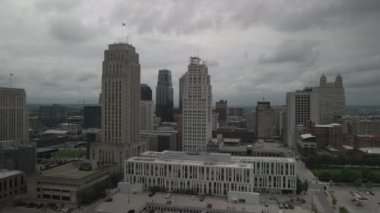 Hava kuşlarının gözü Kansas 'ın kasvetli havasında panoramik bir iş merkezinin görüntüsü..