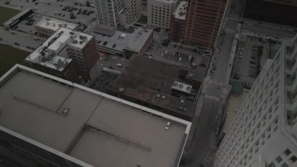 Aves aéreas vista panorámica de un centro de negocios de Kansas con un clima sombrío. — Vídeos de Stock