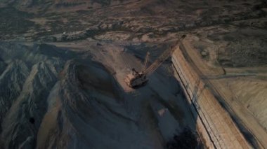 İnsansız hava aracı çölün üzerinde, kumun çıkarıldığı yerde havalanıyor. Kum madenciliği.