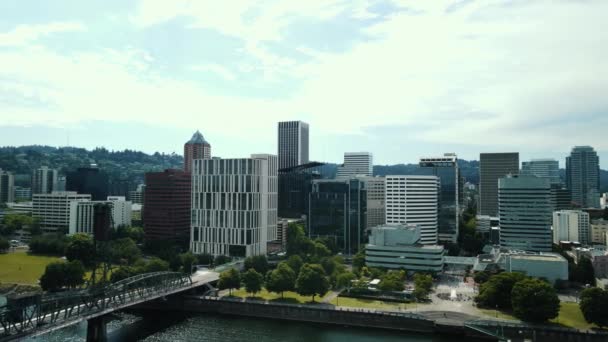 Business center in a big city, filmed on a drone. Smooth departure back. — Stockvideo