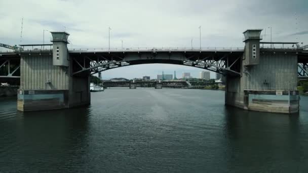 Vlucht drones over een grote brug, die is gelegen in de stad aan de oever van de rivier. — Stockvideo