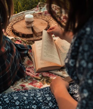 İki kız kardeş doğada yürüyor ve iletişim kuruyor. Gün batımında fotoğraf çekiyorlar..