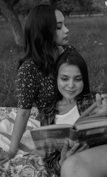 İki kız kardeş doğada yürüyor ve iletişim kuruyor. Gün batımında fotoğraf çekiyorlar..
