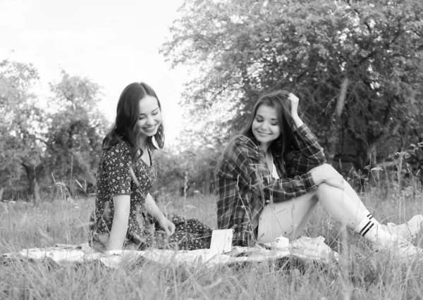 Two sisters walk in nature and communicate. They take pictures at sunset. — Stock Photo, Image